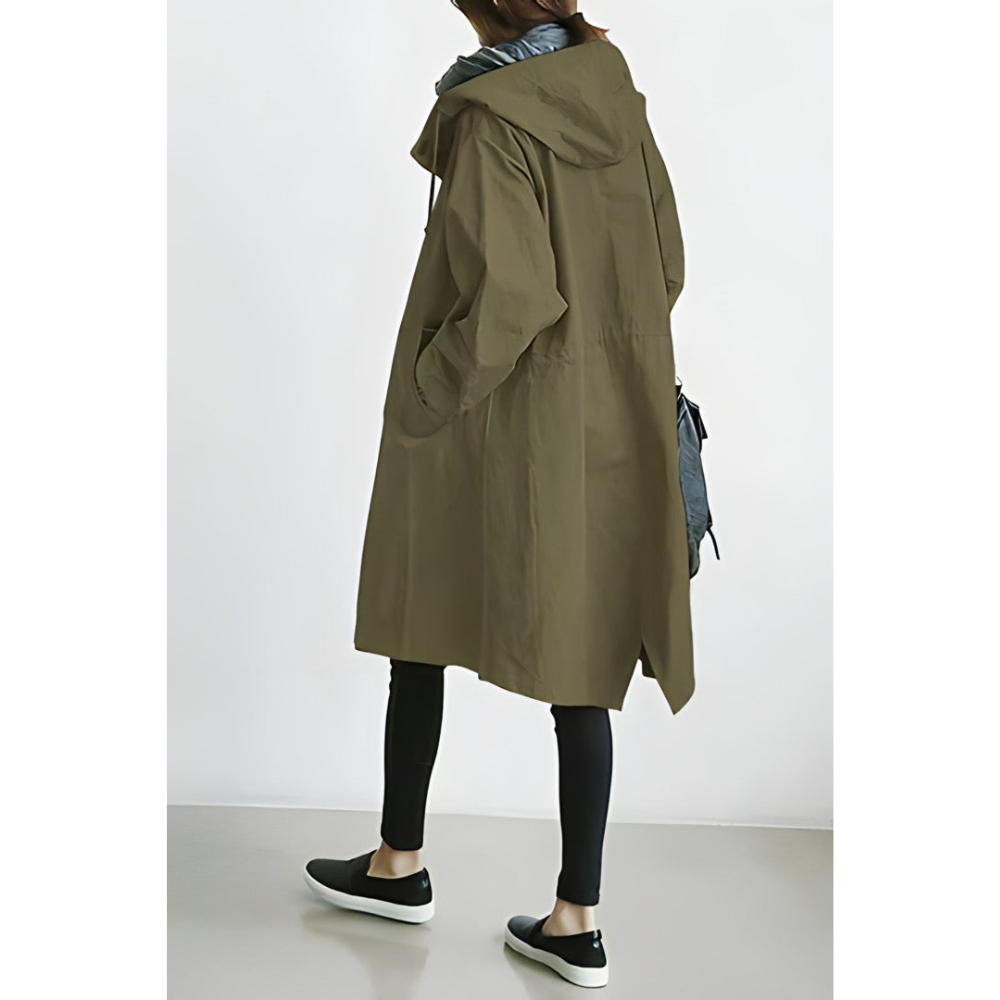 Trench-coat femme élégant vert armée, vue de face, chic et confortable pour toutes saisons, style intemporel adaptable.