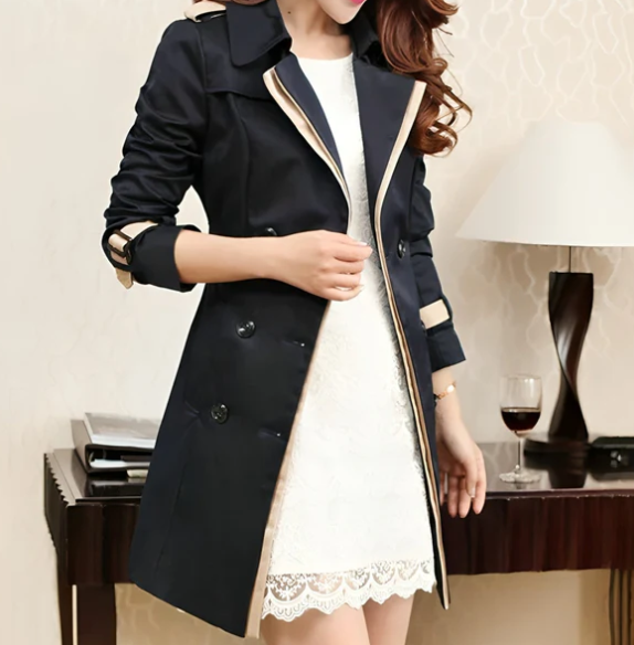 Trench-coat femme moderne, détails raffinés sur col et poignets, coupe ajustée, tissu léger pour un style élégant.