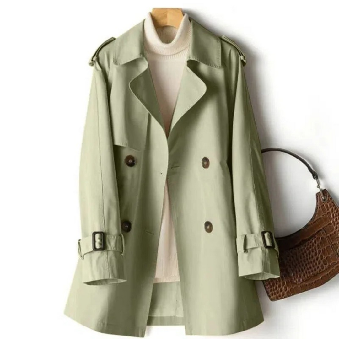 "Trench-coat femme moderne en tissu haut de gamme, élégant et confortable, pour une allure sophistiquée et décontractée."
