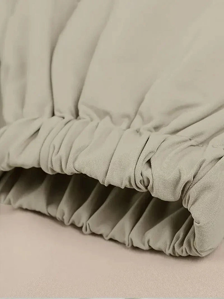 "Trench-coat imperméable femme élégant, beige, ceinture ajustable, matériaux durables, silhouette chic et pratique sous la pl