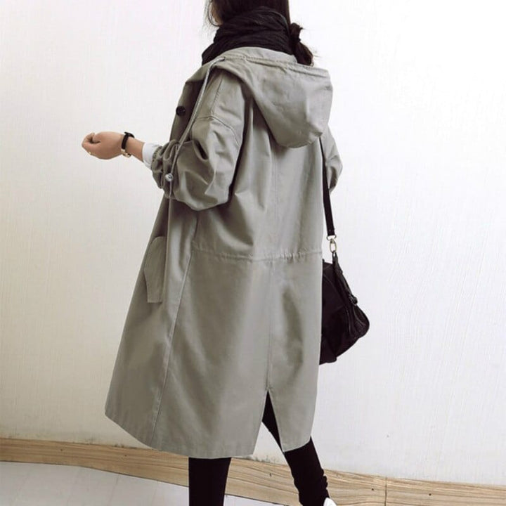 "Trench-coat imperméable femme élégant, beige, ceinture ajustable, matériaux durables, silhouette chic et pratique sous la pl