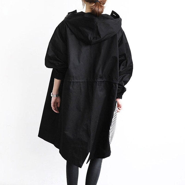 "Trench-coat imperméable femme élégant, beige, ceinture ajustable, matériaux durables, silhouette chic et pratique sous la pl
