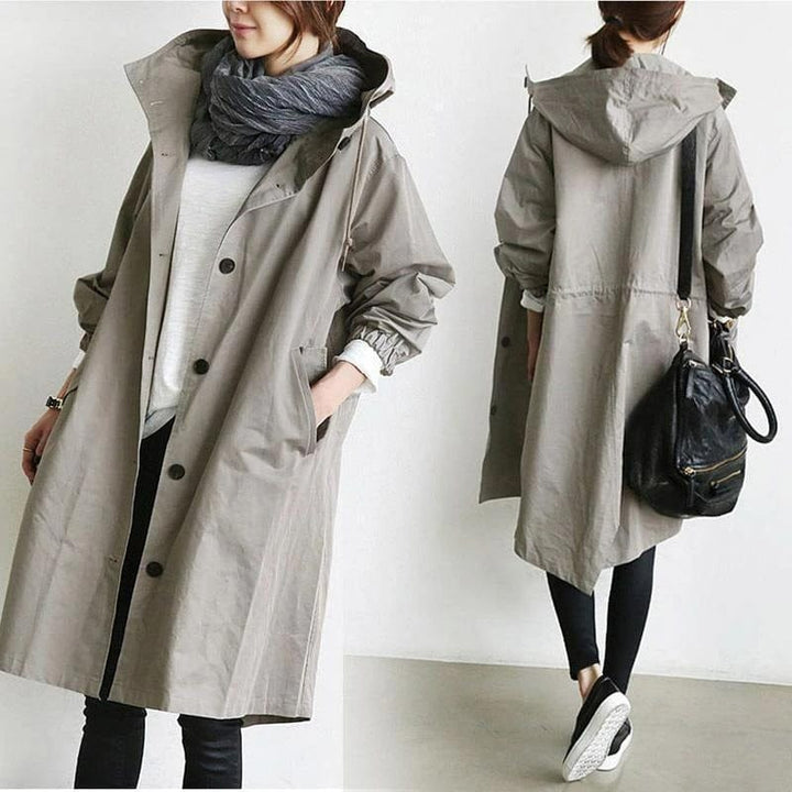 "Trench-coat imperméable femme élégant, beige, ceinture ajustable, matériaux durables, silhouette chic et pratique sous la pl