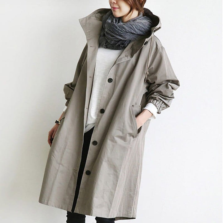 "Trench-coat imperméable femme élégant, beige, ceinture ajustable, matériaux durables, silhouette chic et pratique sous la pl