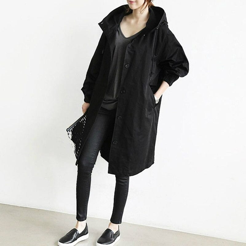 "Trench-coat imperméable femme élégant, beige, ceinture ajustable, matériaux durables, silhouette chic et pratique sous la pl