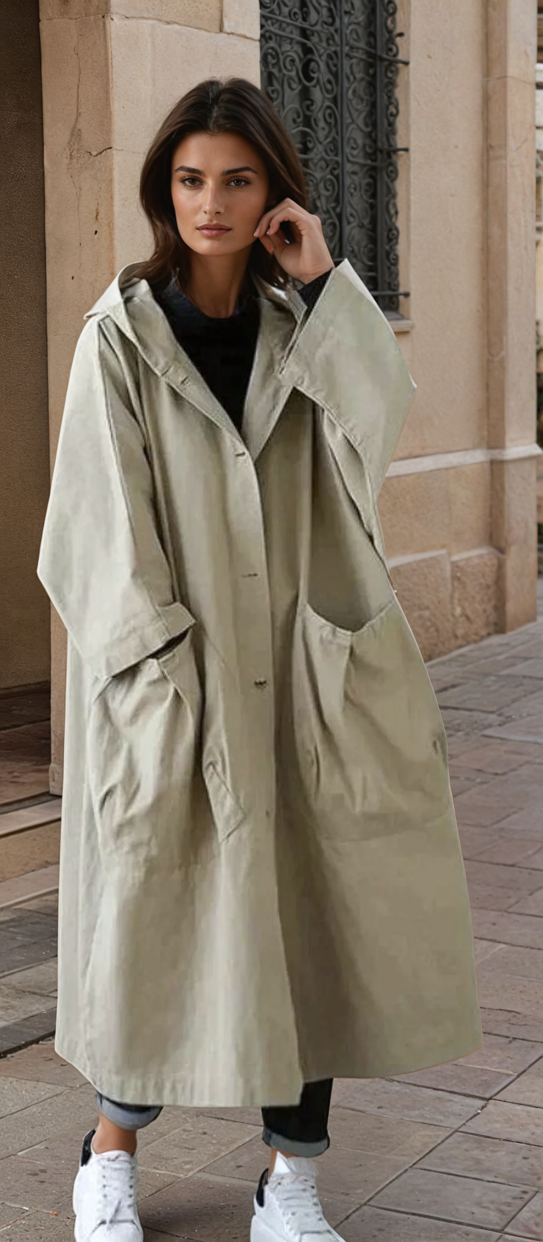 "Trench-coat long femme avec capuche, élégant et ample, pour un style sophistiqué en bleu marine, kaki, noir ou rouge."