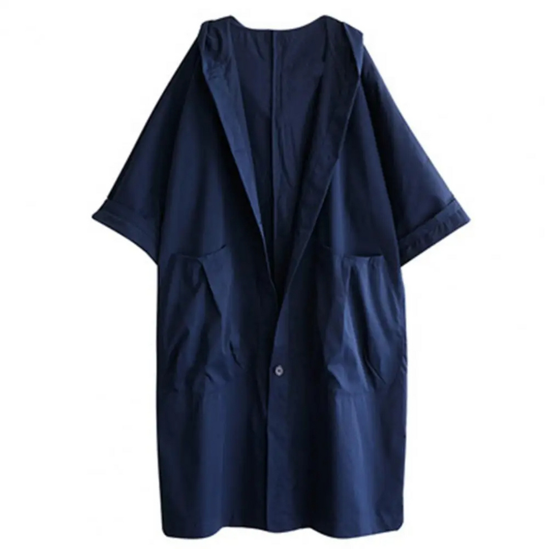 "Trench-coat long femme avec capuche, élégant et ample, pour un style sophistiqué en bleu marine, kaki, noir ou rouge."