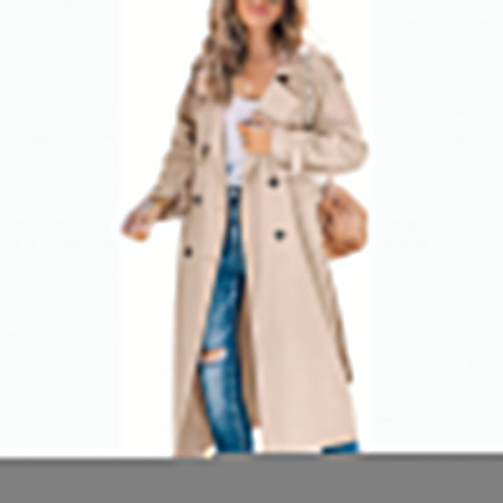 "Trench-coat long femme élégant, angle de face, silhouette élancée, style intemporel, couleur kaki, coupe raffinée"