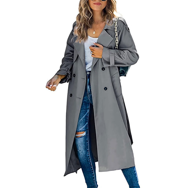 "Trench-coat long femme élégant, angle de face, silhouette élancée, style intemporel, couleur kaki, coupe raffinée"