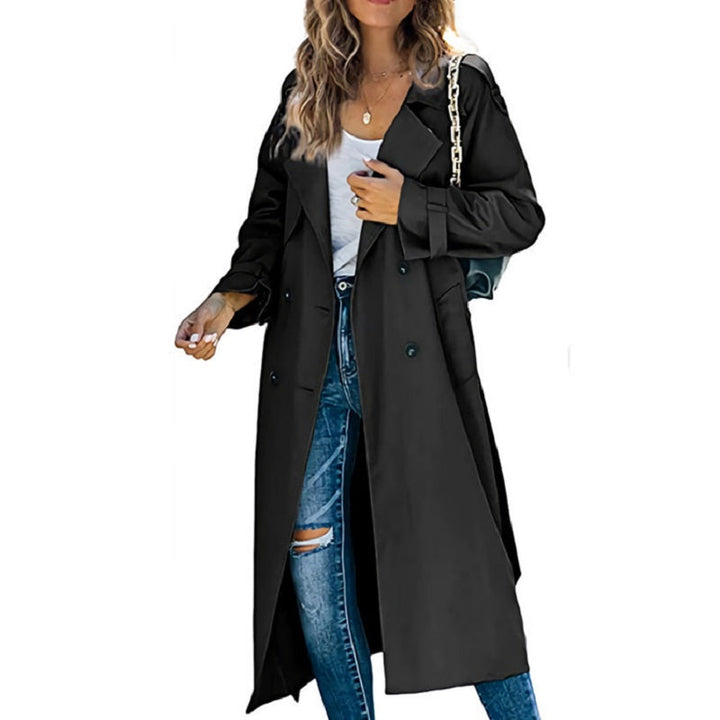 "Trench-coat long femme élégant, angle de face, silhouette élancée, style intemporel, couleur kaki, coupe raffinée"