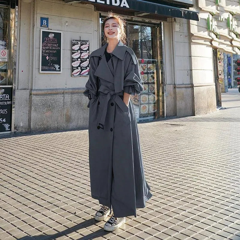 "Trench-coat long oversize pour femmes, style élégant, tissu beige de haute qualité, look sophistiqué et confortable."