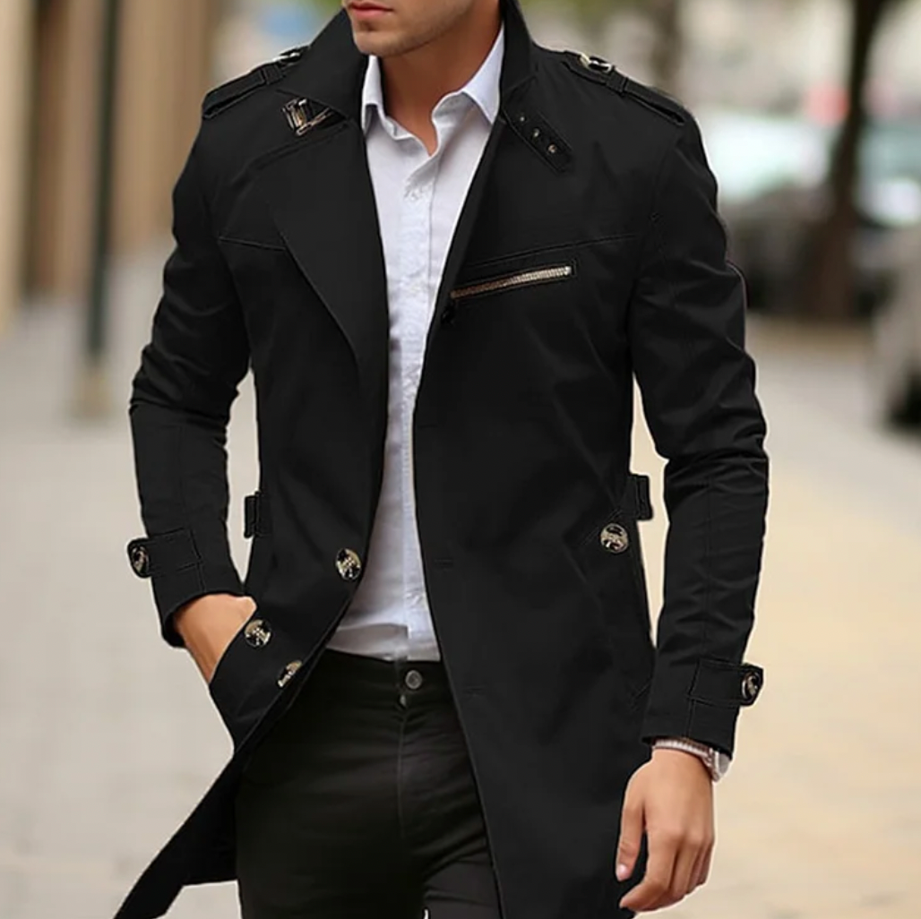 "Trench-coat pour homme, élégance printanière, double rangée de boutons, ceinture, matériau léger, vue avant."