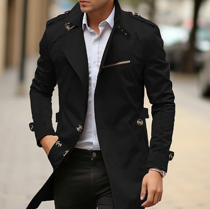 "Trench-coat pour homme, élégance printanière, double rangée de boutons, ceinture, matériau léger, vue avant."