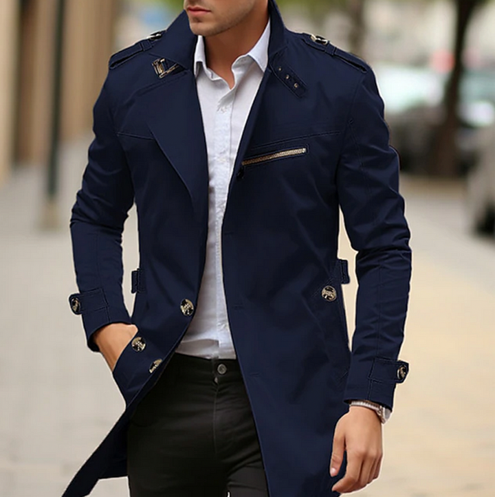"Trench-coat pour homme, élégance printanière, double rangée de boutons, ceinture, matériau léger, vue avant."