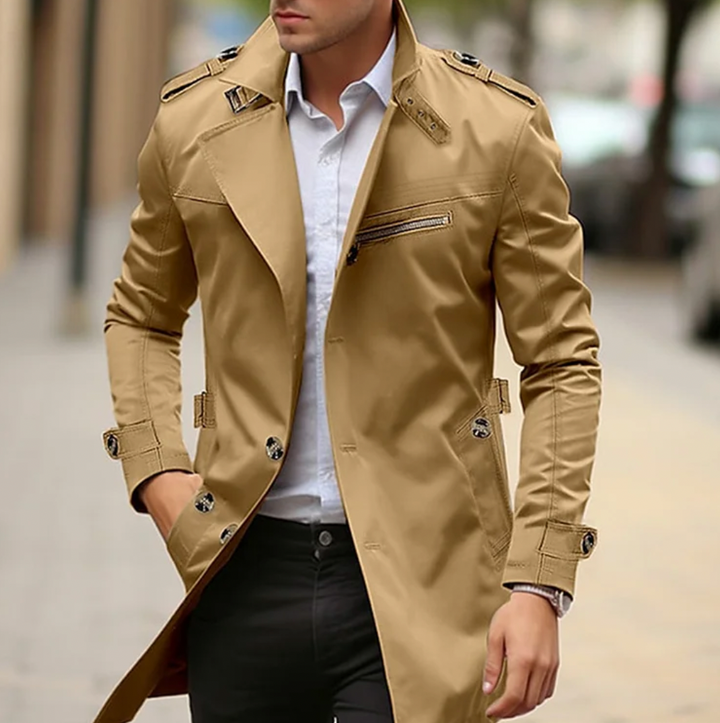 "Trench-coat pour homme, élégance printanière, double rangée de boutons, ceinture, matériau léger, vue avant."