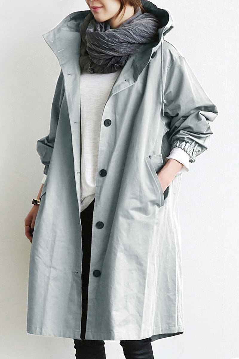 "Trench imperméable à capuche pour femme, coupe élégante, couleur noire, détails raffinés idéal pour saisons pluvieuses."
