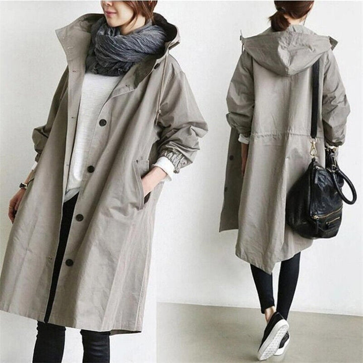 "Trench imperméable à capuche pour femme, coupe élégante, couleur noire, détails raffinés idéal pour saisons pluvieuses."