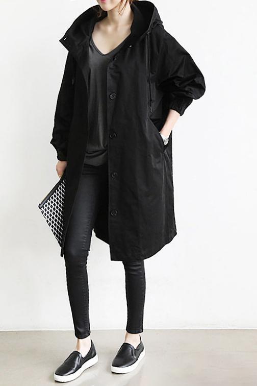 "Trench imperméable à capuche pour femme, coupe élégante, couleur noire, détails raffinés idéal pour saisons pluvieuses."