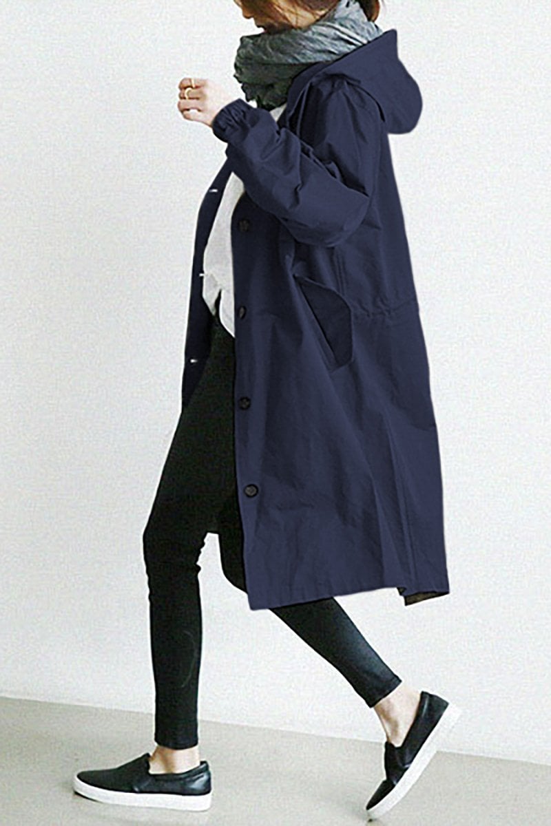 "Trench imperméable à capuche pour femme, coupe élégante, couleur noire, détails raffinés idéal pour saisons pluvieuses."