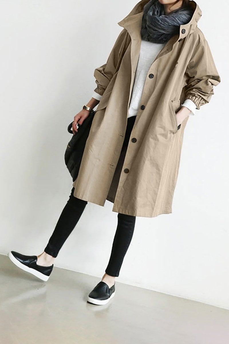 "Trench imperméable à capuche pour femme, coupe élégante, couleur noire, détails raffinés idéal pour saisons pluvieuses."