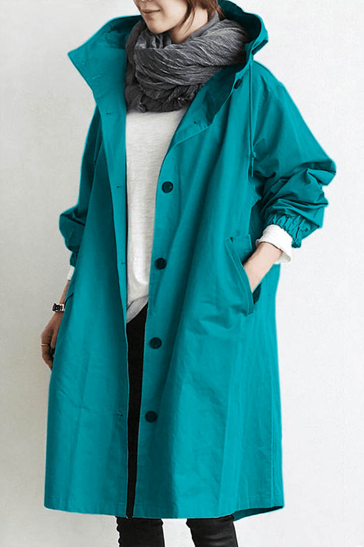 "Trench imperméable à capuche pour femme, coupe élégante, couleur noire, détails raffinés idéal pour saisons pluvieuses."