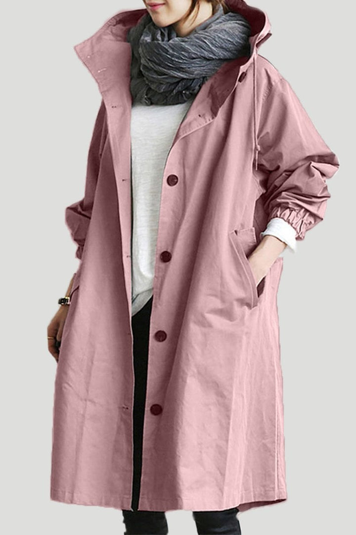 "Trench imperméable à capuche pour femme, coupe élégante, couleur noire, détails raffinés idéal pour saisons pluvieuses."