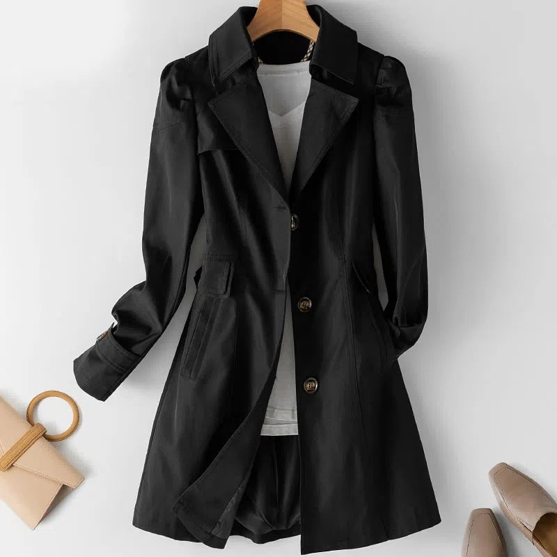 "Trench mi-long élégant pour femme, vue de face, disponible en couleurs classiques noir, blanc, rose, et beige."