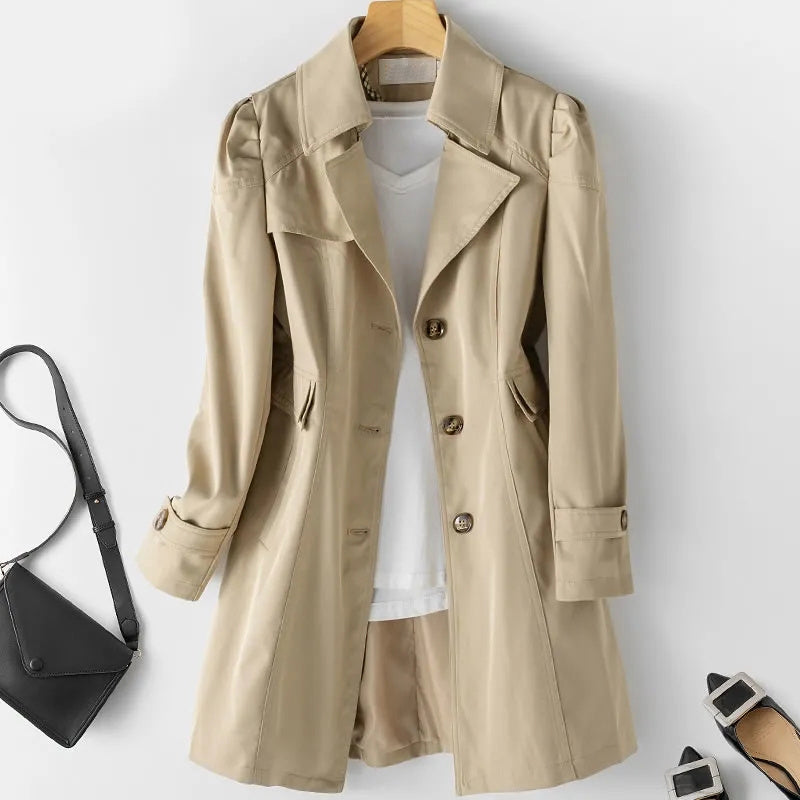 "Trench mi-long élégant pour femme, vue de face, disponible en couleurs classiques noir, blanc, rose, et beige."