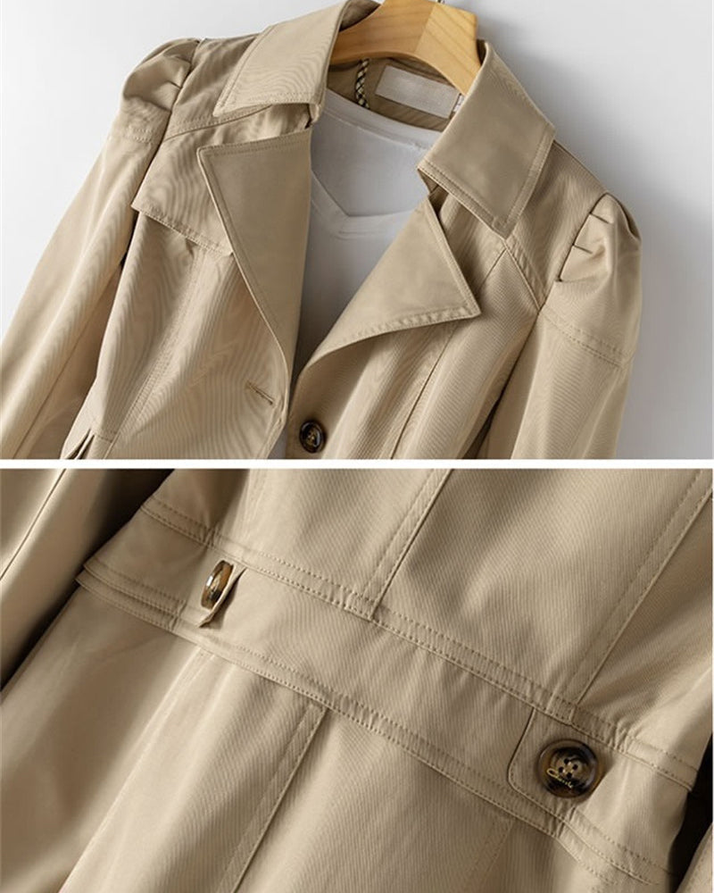 "Trench mi-long élégant pour femme, vue de face, disponible en couleurs classiques noir, blanc, rose, et beige."