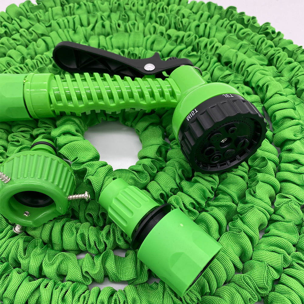 Tuyau d'arrosage extensible vert avec buse 7 fonctions, structure anti-pli, idéal jardinage.