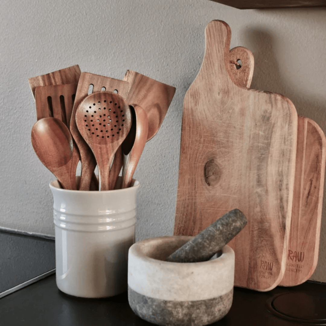 "Ustensiles de cuisine en bois naturel, chic et durable, design épuré et ergonomique, parfaits pour toute cuisine moderne."