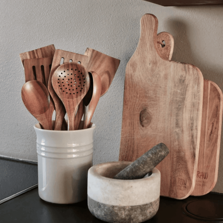 "Ustensiles de cuisine en bois naturel, chic et durable, design épuré et ergonomique, parfaits pour toute cuisine moderne."