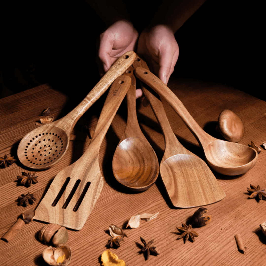 "Ustensiles de cuisine en bois naturel, chic et durable, design épuré et ergonomique, parfaits pour toute cuisine moderne."