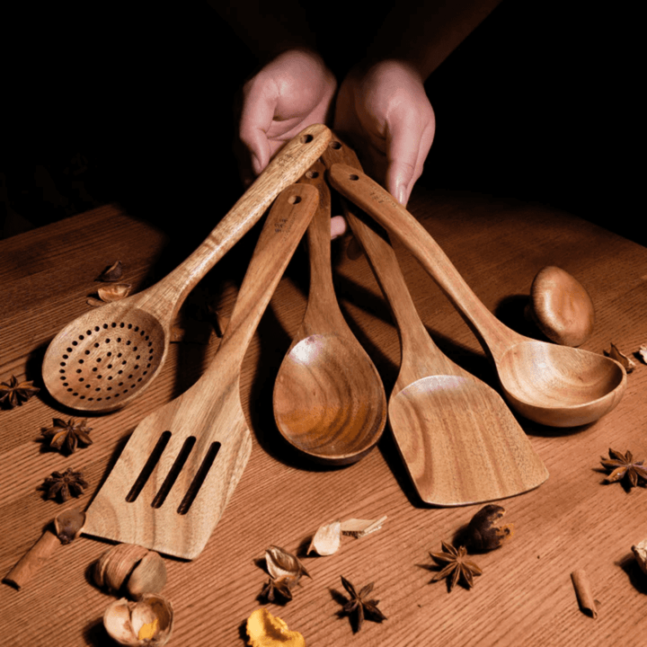 "Ustensiles de cuisine en bois naturel, chic et durable, design épuré et ergonomique, parfaits pour toute cuisine moderne."