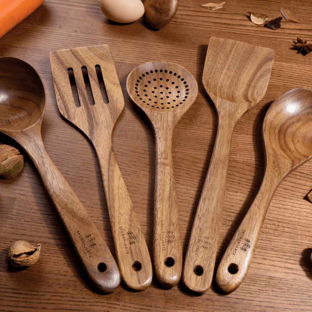 "Ustensiles de cuisine en bois naturel, chic et durable, design épuré et ergonomique, parfaits pour toute cuisine moderne."