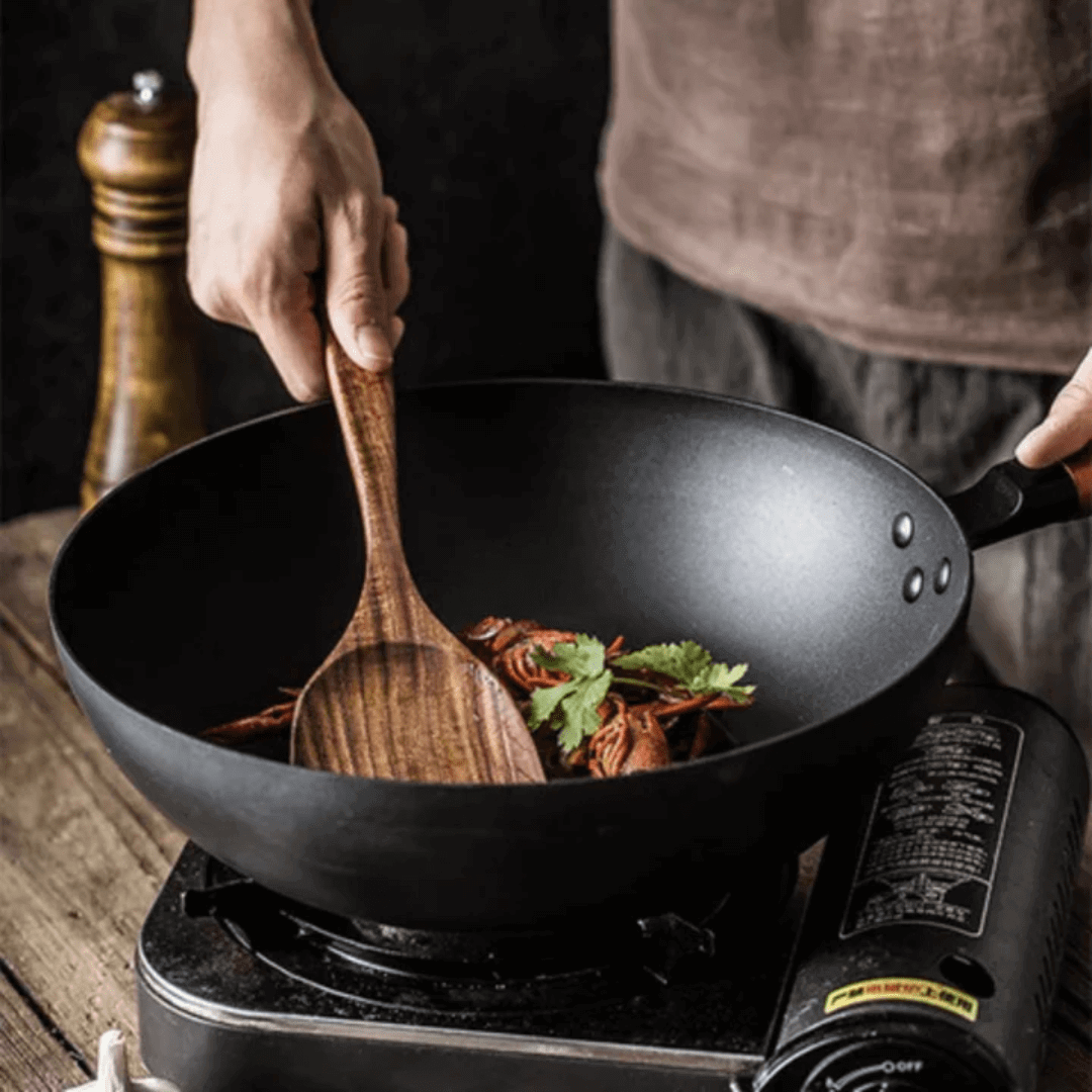 "Ustensiles de cuisine en bois naturel, chic et durable, design épuré et ergonomique, parfaits pour toute cuisine moderne."
