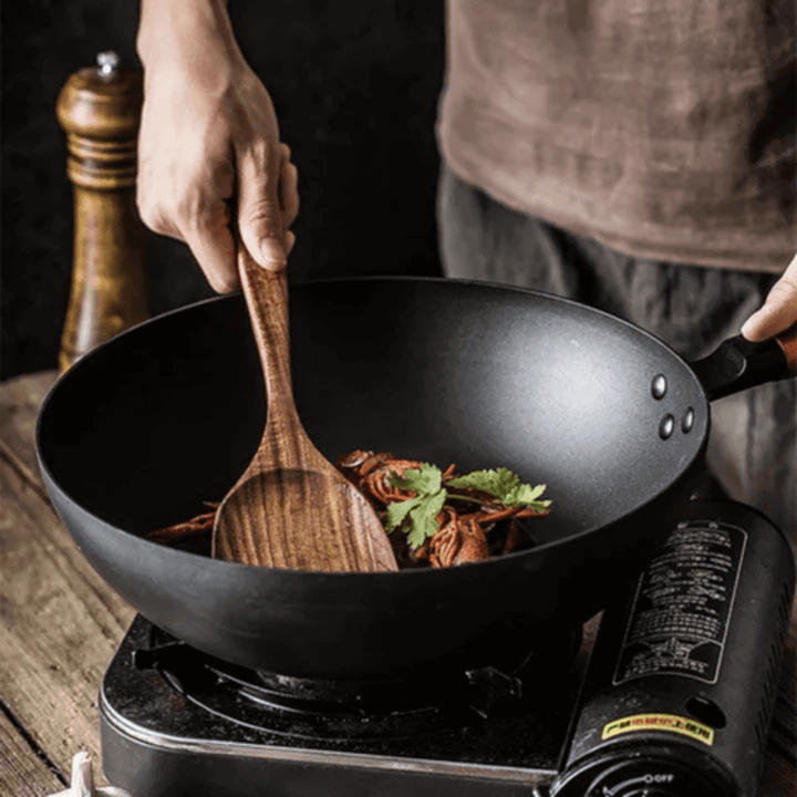 "Ustensiles de cuisine en bois naturel, chic et durable, design épuré et ergonomique, parfaits pour toute cuisine moderne."