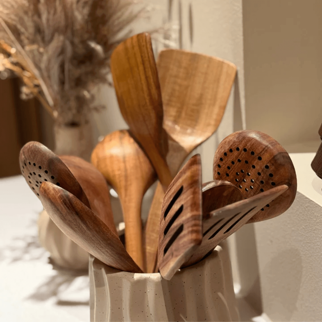"Ustensiles de cuisine en bois naturel, chic et durable, design épuré et ergonomique, parfaits pour toute cuisine moderne."