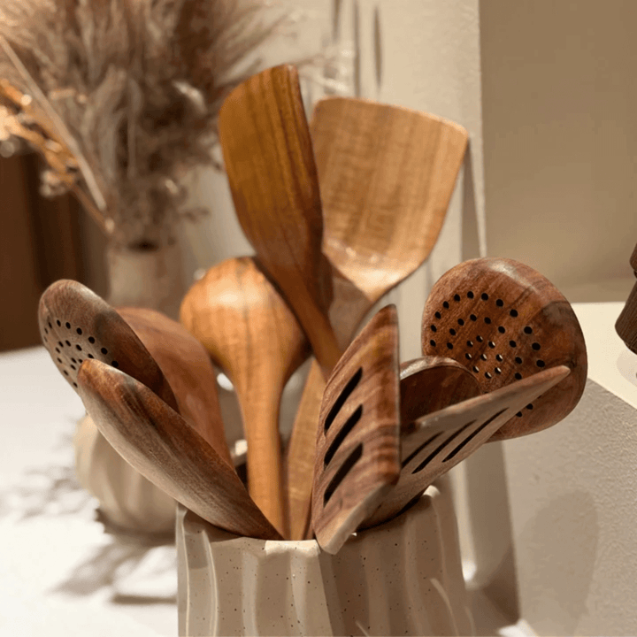 "Ustensiles de cuisine en bois naturel, chic et durable, design épuré et ergonomique, parfaits pour toute cuisine moderne."
