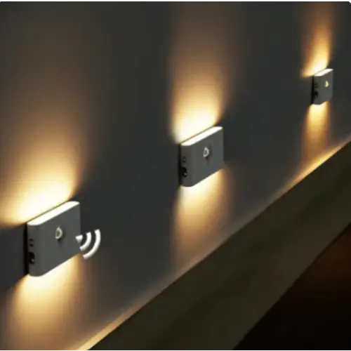 Veilleuse LED intelligente sans fil (lot de 2) avec design élégant, détection de mouvement et éclairage doux pour maison.