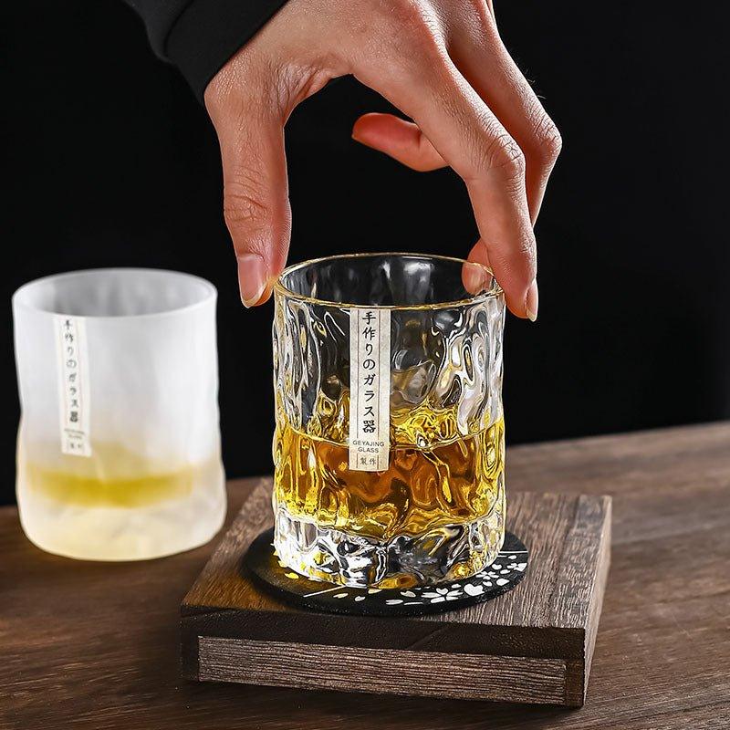"Verre à whisky Edo Kiriko avec motifs géométriques glacés, vue de face, style japonais élégant et raffiné."