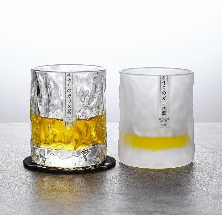 "Verre à whisky Edo Kiriko avec motifs géométriques glacés, vue de face, style japonais élégant et raffiné."