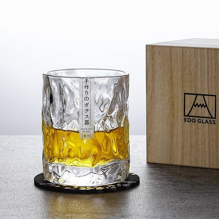 "Verre à whisky Edo Kiriko avec motifs géométriques glacés, vue de face, style japonais élégant et raffiné."