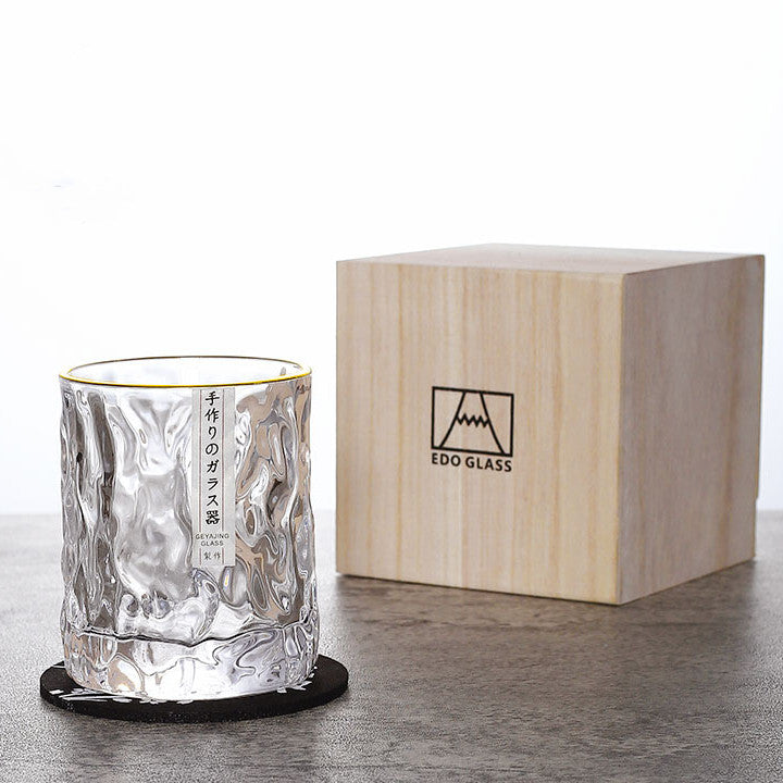 "Verre à whisky Edo Kiriko avec motifs géométriques glacés, vue de face, style japonais élégant et raffiné."