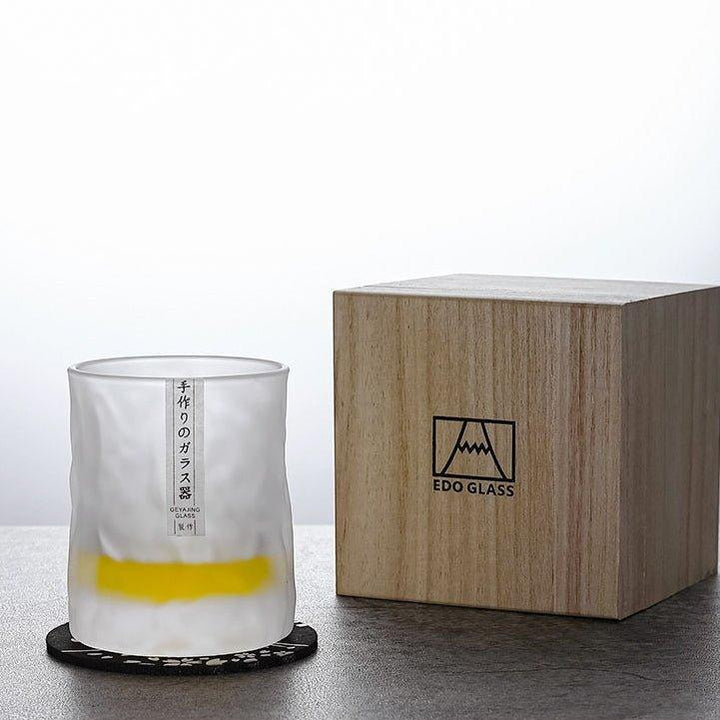 "Verre à whisky Edo Kiriko avec motifs géométriques glacés, vue de face, style japonais élégant et raffiné."