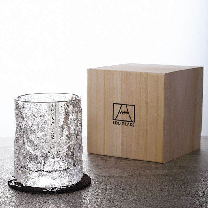 "Verre à whisky Edo Kiriko avec motifs géométriques glacés, vue de face, style japonais élégant et raffiné."