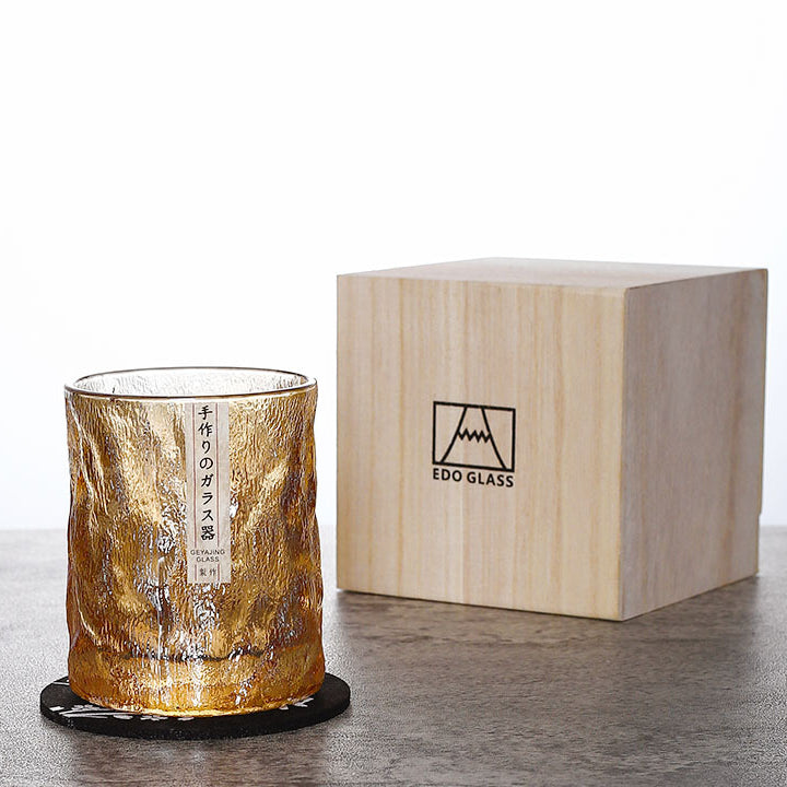 "Verre à whisky Edo Kiriko avec motifs géométriques glacés, vue de face, style japonais élégant et raffiné."