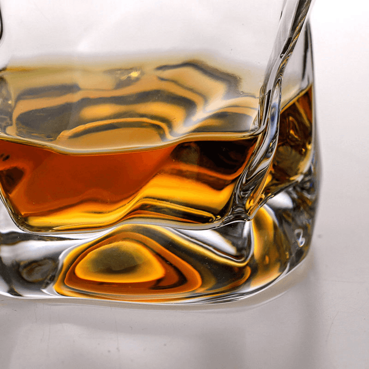 "Verre à whisky japonais Edo Kiriko avec design froissé unique, motifs gravés et esthétisme moderne."