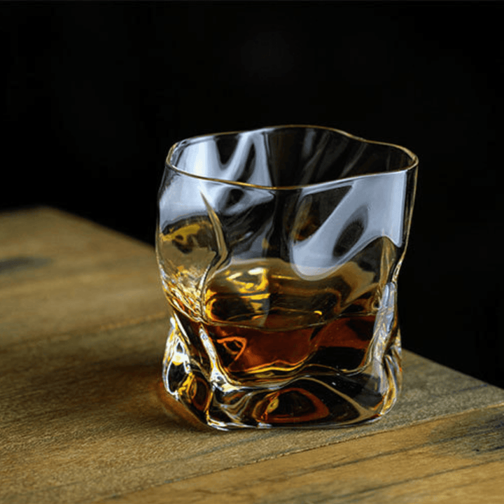 "Verre à whisky japonais Edo Kiriko avec design froissé unique, motifs gravés et esthétisme moderne."