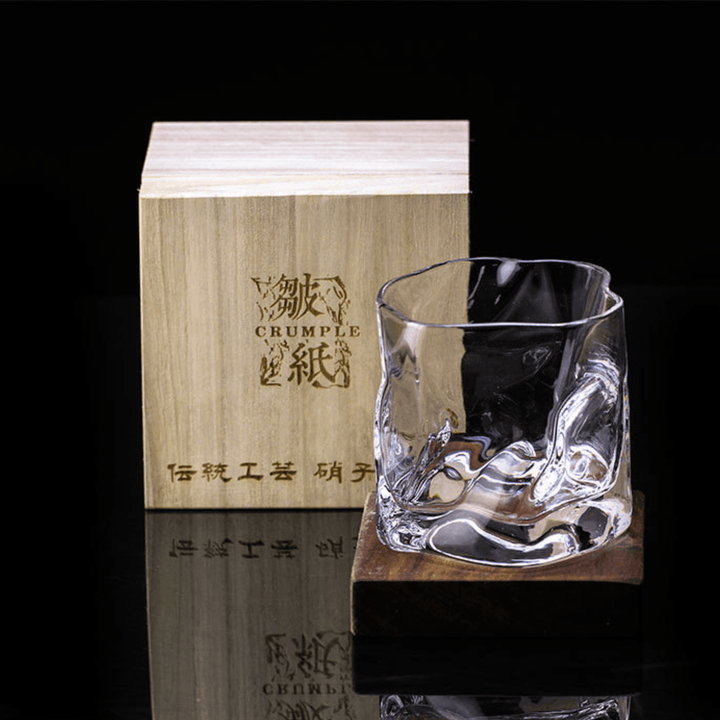 "Verre à whisky japonais Edo Kiriko avec design froissé unique, motifs gravés et esthétisme moderne."